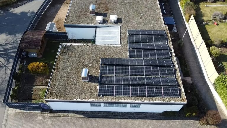 Flachdachanlage mit Wallbox, großem Speicher und Full-Backup
